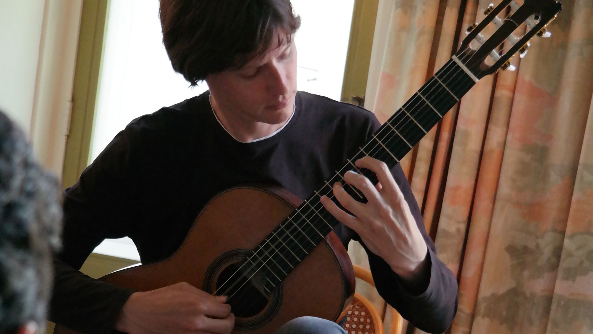 huiskamerconcert met klassiek gitarist robert beemsterboer