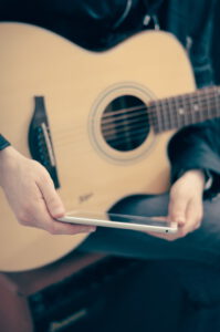 gitarist gaat online met tablet